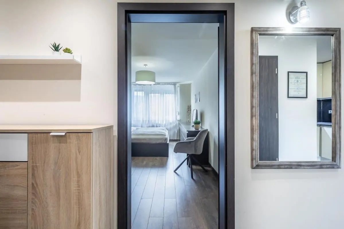 Cozy Quiet Apartment With A Balcony 부다페스트 0*,